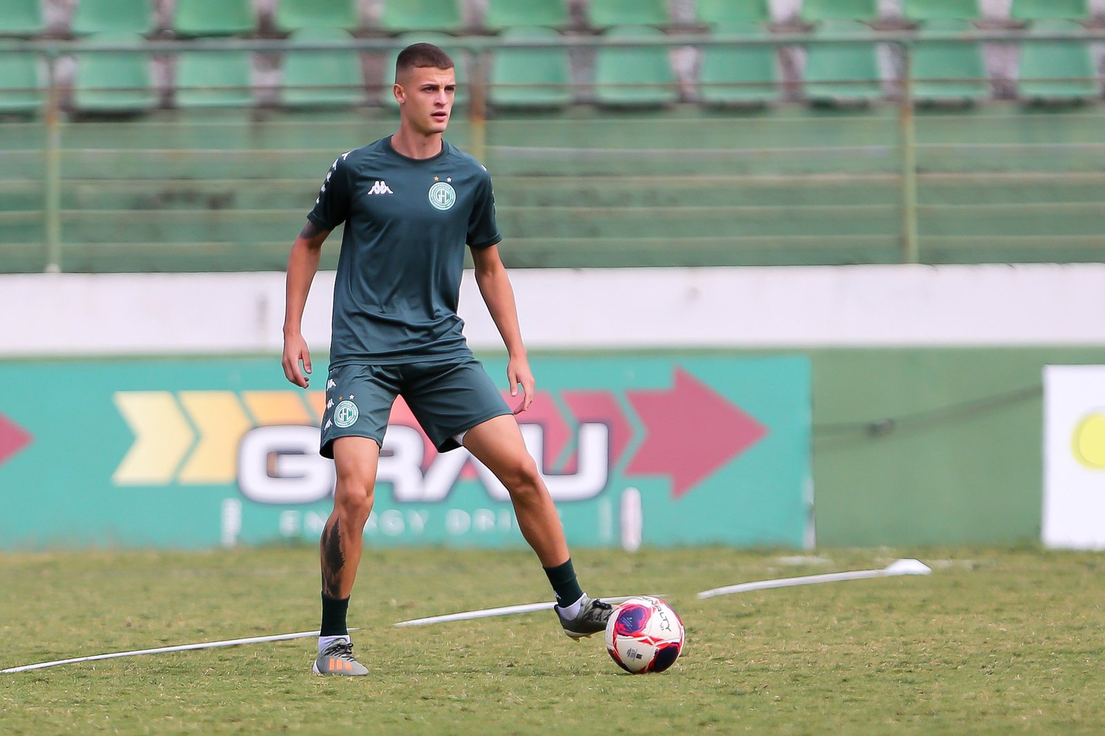 Guarani anuncia lesão do zagueiro Tití. Atleta passará por cirurgia no joelho