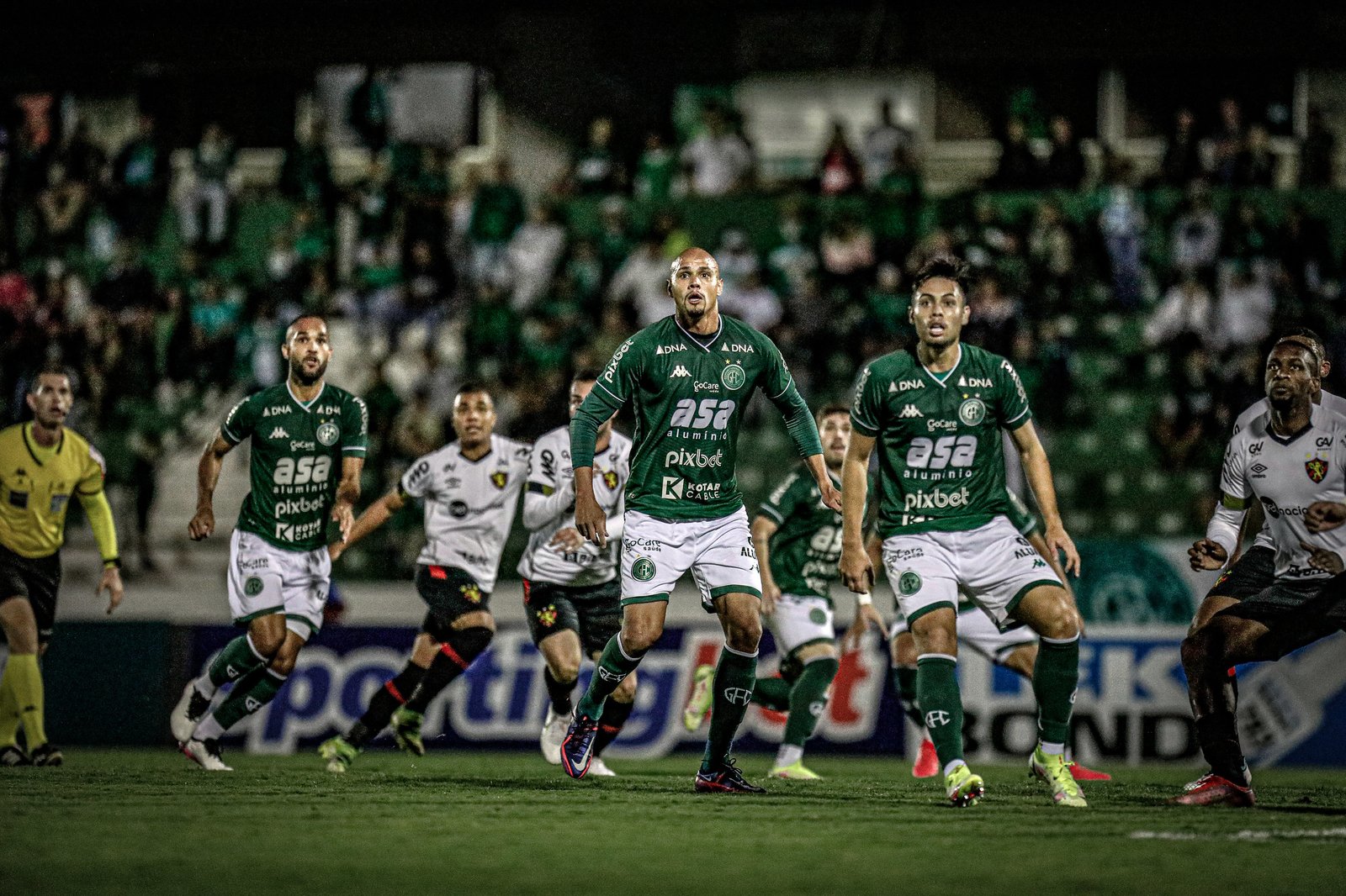 Lucas França sai em defesa dos goleiros do Guarani