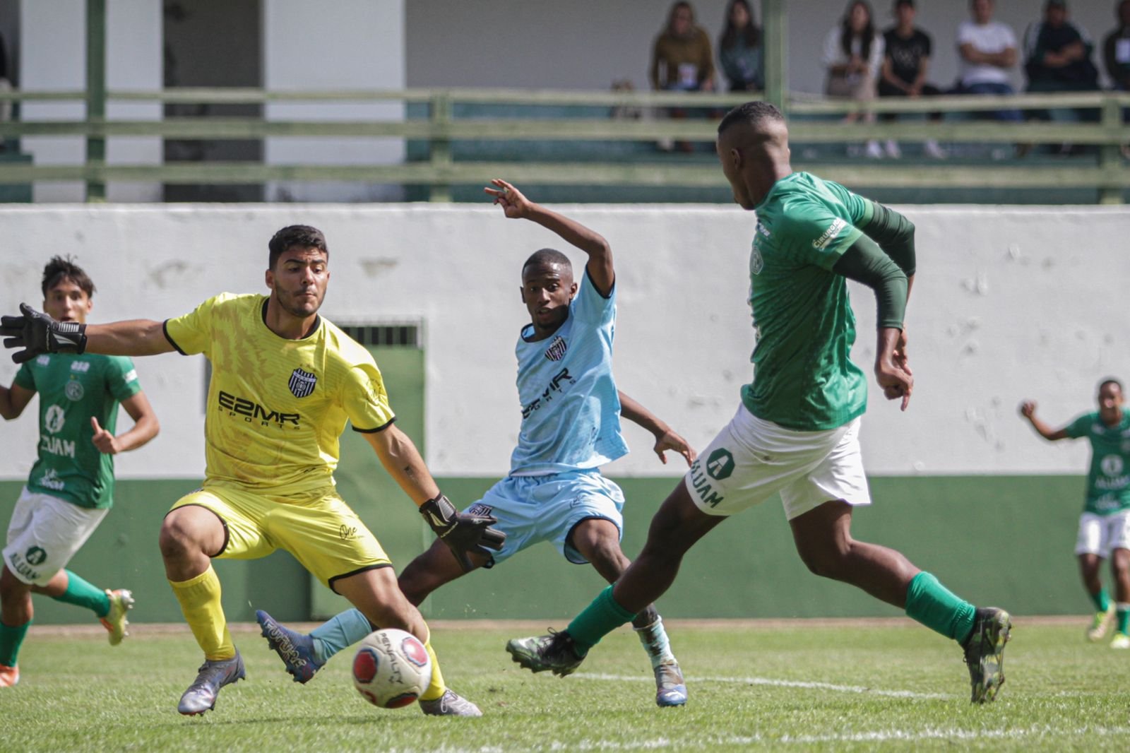 Pra coroar semana perfeita, Bugre faz barba e bigode no Sub-15 e Sub-17